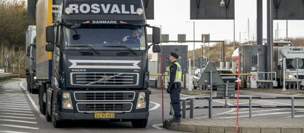 Police and customs personnel stop a freight truck at the toll booth at the Swedish end of the bridge between Sweden and Denmark in Malmo, Sweden, on November 12, 2015 Police and customs personnel stop a freight truck at the toll booth at the Swedish end of the bridge between Sweden and Denmark in Malmo, Sweden, on November 12, 2015 - Sputnik International