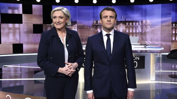 Candidates for the 2017 presidential election, Emmanuel Macron (R), head of the political movement En Marche !, or Onwards !, and Marine Le Pen, of the French National Front (FN) party, pose prior to the start of a live prime-time debate in the studios of French television station France 2, and French private station TF1 in La Plaine-Saint-Denis, near Paris, France, May 3, 2017 Candidates for the 2017 presidential election, Emmanuel Macron (R), head of the political movement En Marche !, or Onwards !, and Marine Le Pen, of the French National Front (FN) party, pose prior to the start of a live prime-time debate in the studios of French television station France 2, and French private station TF1 in La Plaine-Saint-Denis, near Paris, France, May 3, 2017 - Sputnik International
