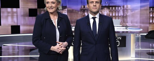 Candidates for the 2017 presidential election, Emmanuel Macron (R), head of the political movement En Marche !, or Onwards !, and Marine Le Pen, of the French National Front (FN) party, pose prior to the start of a live prime-time debate in the studios of French television station France 2, and French private station TF1 in La Plaine-Saint-Denis, near Paris, France, May 3, 2017 - Sputnik International