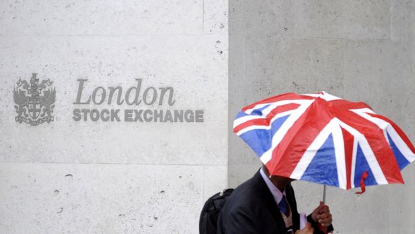 A worker shelters from the rain under a Union Flag umbrella as he passes the London Stock Exchange in London, Britain, October 1, 2008.  - Sputnik International