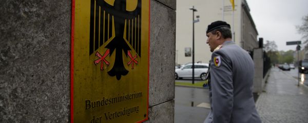 A German forces Bundeswehr officer enters the German Defense Ministry prior to a meeting between Defense Minister Ursula von der Leyen and about 100 top officers in Berlin, Thursday, May 4, 2017. - Sputnik International