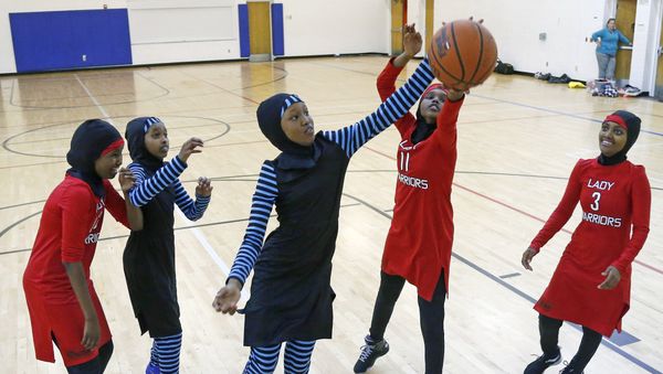 In this June 16, 2015 photo, East African Muslim girls practiced basketball in their new uniforms in Minneapolis - Sputnik International