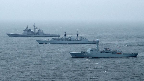 HDMS Hvidbjørnen (front) beside HMS Chatham and USS Cape St. George during international exercise BALTOPS - Sputnik International