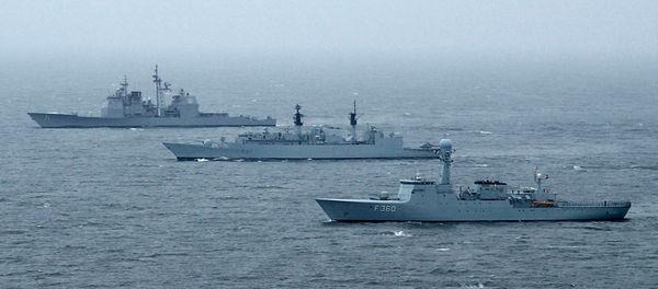 HDMS Hvidbjørnen (front) beside HMS Chatham and USS Cape St. George during international exercise BALTOPS - Sputnik International