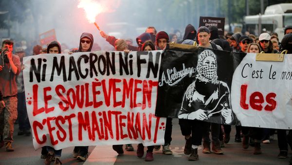 Youths walk behind a banner which reads,Neither Macron, Nor Le Pen - The Uprising is Now at a demonstration to protest the results of the first round of the presidential election in Nantes, France, April 27, 2017 Youths walk behind a banner which reads,Neither Macron, Nor Le Pen - The Uprising is Now at a demonstration to protest the results of the first round of the presidential election in Nantes, France, April 27, 2017 - Sputnik International