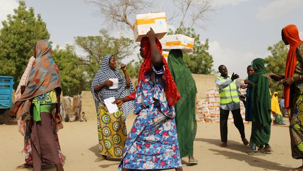 Women carry food supplement received from World Food Programme (WFP) at the Banki IDP camp, in Borno, Nigeria April 26, 2017 - Sputnik International