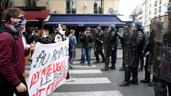 French high school students holding a banner face riot gendarmes during a demonstration before the second round of the presidential election in Paris, France, May 5, 2017 French high school students holding a banner face riot gendarmes during a demonstration before the second round of the presidential election in Paris, France, May 5, 2017 - Sputnik International