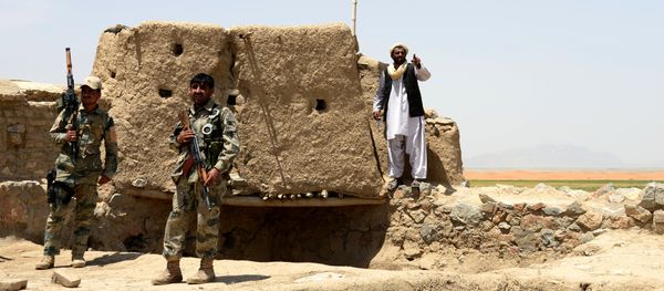 Afghan Border Police personnel keep watch during an ongoing battle between Pakistani and Afghan Border forces near the Durand line at Spin Boldak, in southern Kandahar province on May 5, 2017 - Sputnik International