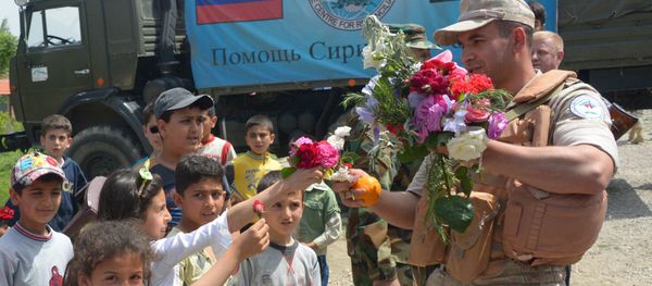 Children in the village of Brabishbo, Syria greet Russian servicemen with flowers and citrus fruit Children in the village of Brabishbo, Syria greet Russian servicemen with flowers and citrus fruit - Sputnik International