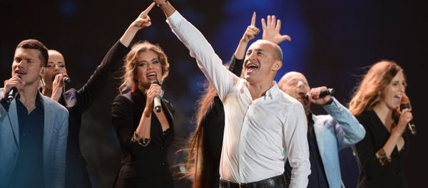 Turetsky Choir's leader and art director Mikhail Turetsky, center, choir members and the Turetsky Soprano female art group perform at the 2016 Spasskaya Tower Military Music Festival on Red Square in Moscow - Sputnik International