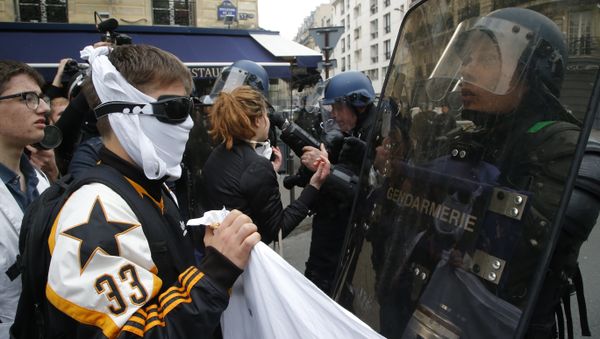 High school children face riot police officers during a demonstration in Paris, Friday May, 5, 2017 - Sputnik International