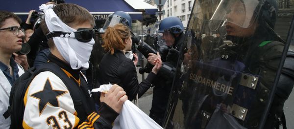 High school children face riot police officers during a demonstration in Paris, Friday May, 5, 2017 High school children face riot police officers during a demonstration in Paris, Friday May, 5, 2017 - Sputnik International