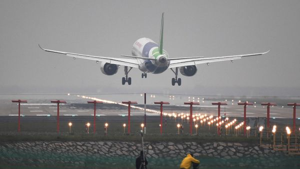 Chinese C919 passenger jet lands on its maiden flight at Pudong International Airport in Shanghai, China May 5, 2017 - Sputnik International