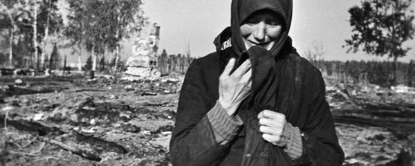 Woman weeping on the ruins of her native village burnt by the Nazis in the Second World War - Sputnik International