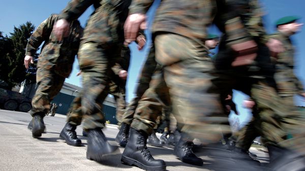 German Bundeswehr armed forces soldiers of the 371st armoured infantry battalion march during a media day of the NATO drill 'NOBLE JUMP 2015' at the barracks in Marienberg April 10, 2015 - Sputnik International