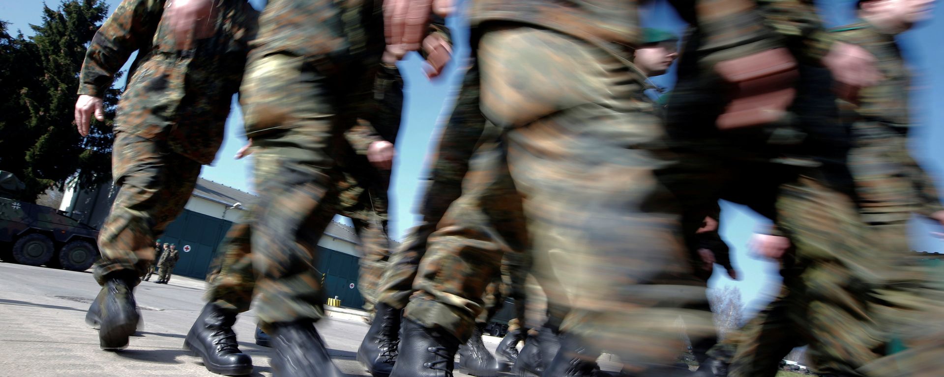 German Bundeswehr armed forces soldiers of the 371st armoured infantry battalion march during a media day of the NATO drill 'NOBLE JUMP 2015' at the barracks in Marienberg April 10, 2015 German Bundeswehr armed forces soldiers of the 371st armoured infantry battalion march during a media day of the NATO drill 'NOBLE JUMP 2015' at the barracks in Marienberg April 10, 2015 - Sputnik International, 1920, 28.08.2018