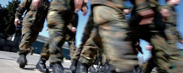 German Bundeswehr armed forces soldiers of the 371st armoured infantry battalion march during a media day of the NATO drill 'NOBLE JUMP 2015' at the barracks in Marienberg April 10, 2015 German Bundeswehr armed forces soldiers of the 371st armoured infantry battalion march during a media day of the NATO drill 'NOBLE JUMP 2015' at the barracks in Marienberg April 10, 2015 - Sputnik International