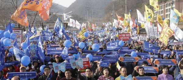 Protesters stage a rally to oppose the deployment of US Terminal High-Altitude Area Defense (THAAD) missile defence system in Seongju in South Korea - Sputnik International