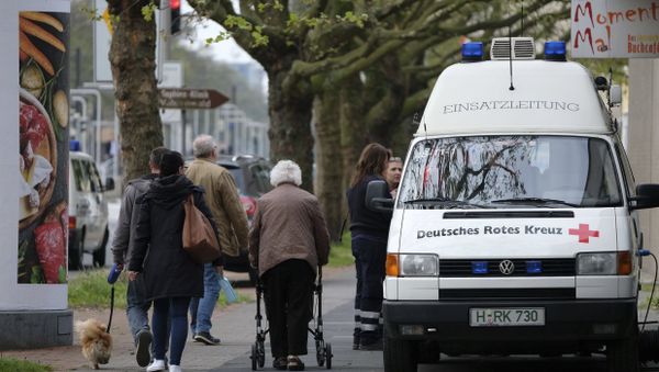 Inhabitants pass by rescue workers in Hannover-Vahrenfeld, northern Germany, Sunday, May 7, 2017 when 50,000 people have to leave their homes when an unexploded World War II bomb is defused - Sputnik International