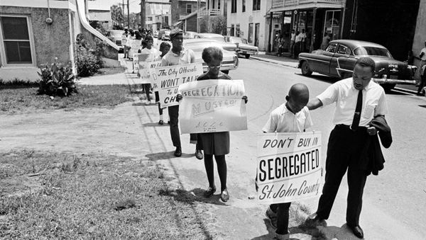 Dr. Martin Luther King, Jr. gives a young picket a pat on the back as a group of youngsters started to picket St. Augustine, Fla. Dr. Martin Luther King, Jr. gives a young picket a pat on the back as a group of youngsters started to picket St. Augustine, Fla. - Sputnik International