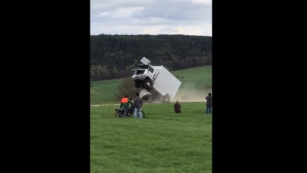 Crazy Crash Test: Anti-Terror Barrier Destroys Truck - Sputnik International