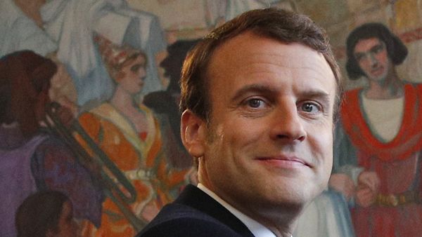 French independent centrist presidential candidate Emmanuel Macron casts his ballot in the presidential runoff election in Le Touquet, France, Sunday, May 7, 2017. - Sputnik International