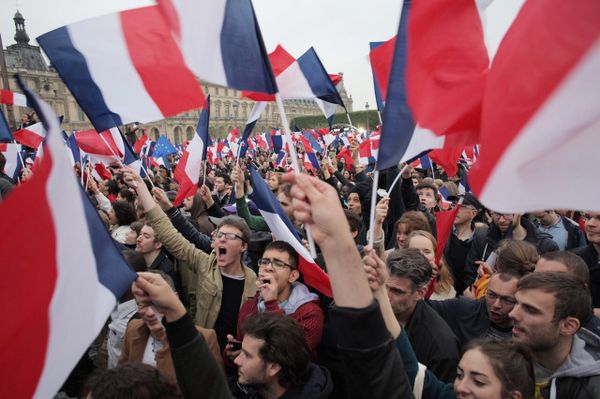 Supporters of French president-elect Emmanuel Macron react at the Louvre Museum in Paris on May 7, 2017, after the second round of the French presidential election. Supporters of French president-elect Emmanuel Macron react at the Louvre Museum in Paris on May 7, 2017, after the second round of the French presidential election. - Sputnik International