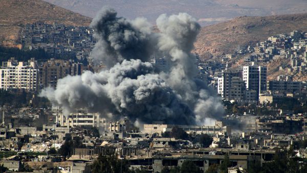 Smoke billows following reported air strikes by Syrian regime forces in the rebel-held area of Qabun, east of the capital Damascus, on March 6, 2017. Smoke billows following reported air strikes by Syrian regime forces in the rebel-held area of Qabun, east of the capital Damascus, on March 6, 2017. - Sputnik International