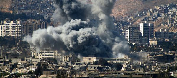 Smoke billows following reported air strikes by Syrian regime forces in the rebel-held area of Qabun, east of the capital Damascus, on March 6, 2017. - Sputnik International