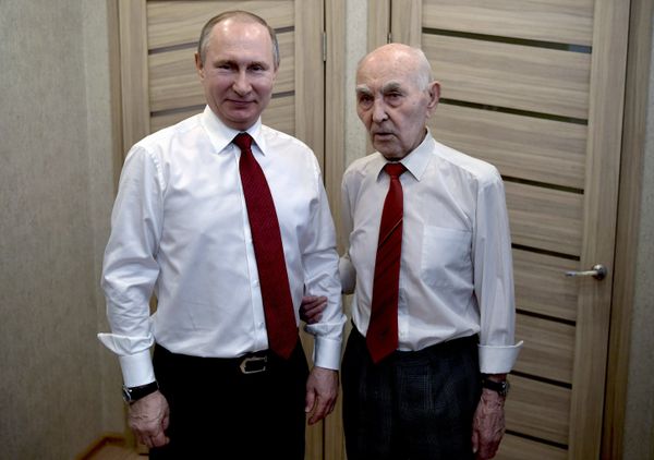 Russian President Vladimir Putin visited former head of the KGB intelligence group in Dresden Lazar Matveev, right, in Zhulebino - Sputnik International