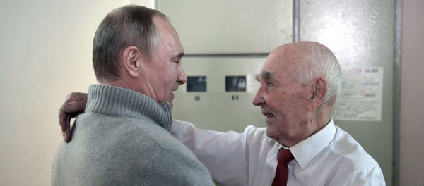 Russian President Vladimir Putin visited former head of the KGB intelligence group in Dresden Lazar Matveev, right, in Zhulebino Russian President Vladimir Putin visited former head of the KGB intelligence group in Dresden Lazar Matveev, right, in Zhulebino - Sputnik International