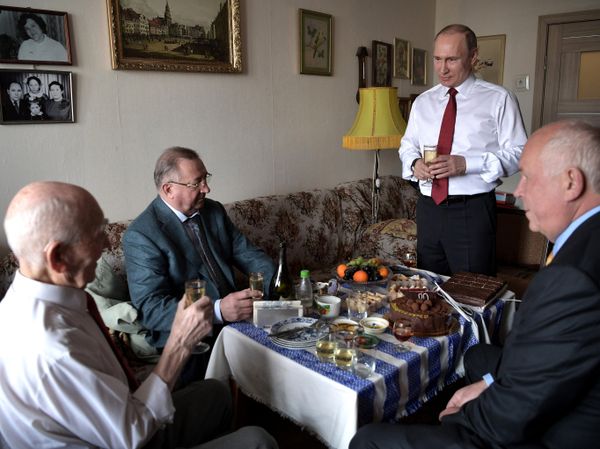 Russian President Vladimir Putin visited former head of the KGB intelligence group in Dresden Lazar Matveev, left, in Zhulebino - Sputnik International