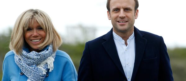 Emmanuel Macron and his wife Brigitte Trogneux pose for the photograph in Le Touquet, France, April 22, 2017, on the eve of the first round of presidential election. - Sputnik International