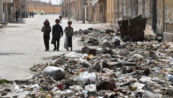 Children walking along a street in Deir ez-Zor, Syria - Sputnik International