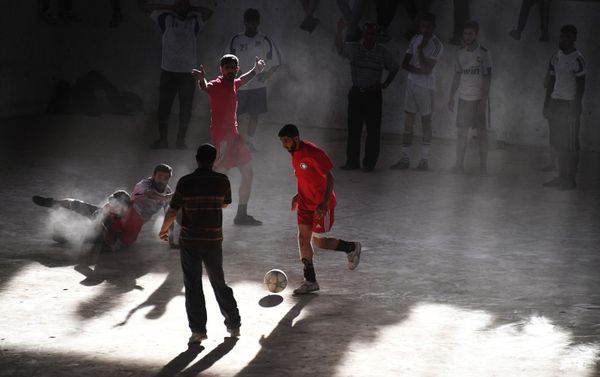 Locals and employees of the International Red Cross and Red Crescent Movementplay football in the Syrian city of Deir ez-Zor - Sputnik International