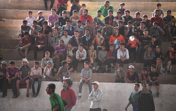 Locals and employees of the International Red Cross and Red Crescent Movementplay football in the Syrian city of Deir ez-Zor - Sputnik International