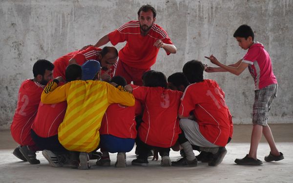 Locals and employees of the International Red Cross and Red Crescent Movementplay football in the Syrian city of Deir ez-Zor - Sputnik International