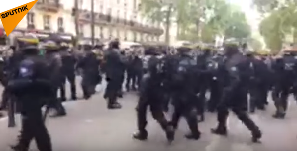 Violent Clashes Erupt in Paris Following Macron Win - Sputnik International