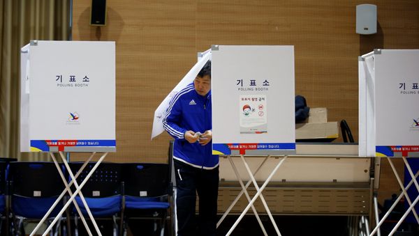 A man prepares to cast his vote at a polling station during the presidential elections in Seoul, South Korea May 9, 2017. A man prepares to cast his vote at a polling station during the presidential elections in Seoul, South Korea May 9, 2017. - Sputnik International