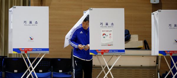 A man prepares to cast his vote at a polling station during the presidential elections in Seoul, South Korea May 9, 2017. - Sputnik International