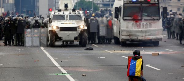 Opposition supporters clash with riot police during a rally against President Nicolas Maduro in Caracas, Venezuela, May 8, 2017. - Sputnik International