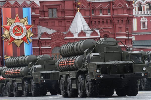 An S-400 Triumf air defense missile system, seen here during the military parade in Moscow marking the 72nd anniversary of the victory in the Great Patriotic War of 1941-1945. - Sputnik International