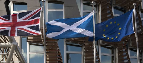 A Scottish Saltire (C) flies between a Union flag (L) and a European Union (EU) flag in front of the Scottish Parliament building in Edinburgh, Scotland on June 27, 2016.  - Sputnik International