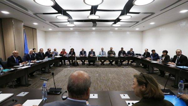 Nasr al-Hariri (R), Head of the Syrian High Negotiations Committee (HNC) opposition group attends a meeting with UN Special Envoy of the Secretary-General for Syria Staffan de Mistura (2ndL) prior to a round of negotiation, during the Intra Syria talks in Geneva. (File) - Sputnik International