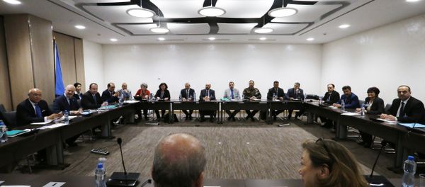 Nasr al-Hariri (R), Head of the Syrian High Negotiations Committee (HNC) opposition group attends a meeting with UN Special Envoy of the Secretary-General for Syria Staffan de Mistura (2ndL) prior to a round of negotiation, during the Intra Syria talks in Geneva. (File) - Sputnik International