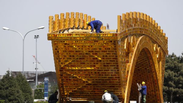 Workers install wires on a 'Golden Bridge of Silk Road' structure on a platform outside the National Convention Center, the venue which will hold the Belt and Road Forum for International Cooperation, in Beijing - Sputnik International