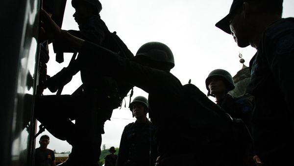 Policemen board a truck during a search for suspected Jemaah Islamiyah members in Aceh Besar, Aceh province - Sputnik International
