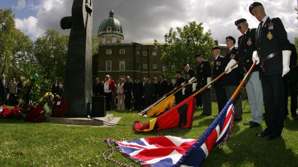 British standard barers hold their flags on the ground during a two minute silence during a VE commemoration ceremony at the Soviet War memorial at the Imperial War Museum in London. (File) British standard barers hold their flags on the ground during a two minute silence during a VE commemoration ceremony at the Soviet War memorial at the Imperial War Museum in London. (File) - Sputnik International