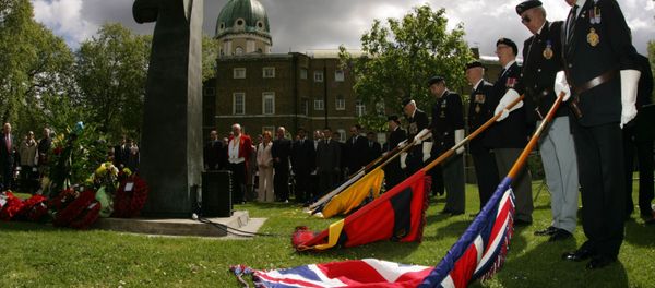 British standard barers hold their flags on the ground during a two minute silence during a VE commemoration ceremony at the Soviet War memorial at the Imperial War Museum in London. (File) British standard barers hold their flags on the ground during a two minute silence during a VE commemoration ceremony at the Soviet War memorial at the Imperial War Museum in London. (File) - Sputnik International
