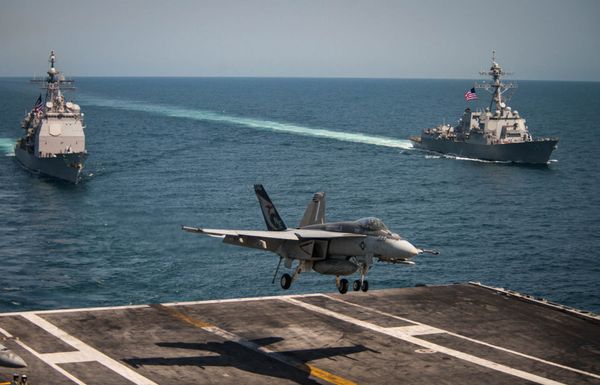 An F/A-18E Super Hornet lands on the flight deck of the U.S. Navy aircraft carrier USS Carl Vinson as the Ticonderoga-class guided-missile cruiser USS Lake Champlain (L) and the Arleigh Burke-class guided-missile destroyer USS Wayne E. Meyer transit the western Pacific Ocean May 3, 2017. - Sputnik International